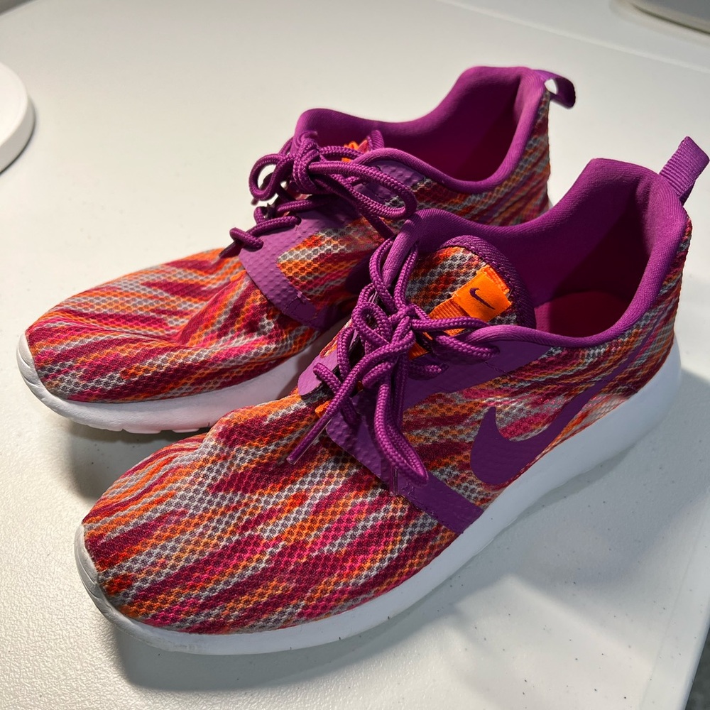 Nike Rosherun Flight Weight “Bold Berry” Sneakers